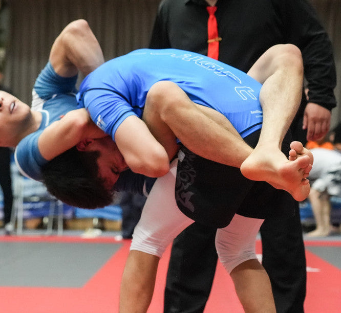 Tesshin athlete finishes a flying Guillotine during BJJ no-gi competition