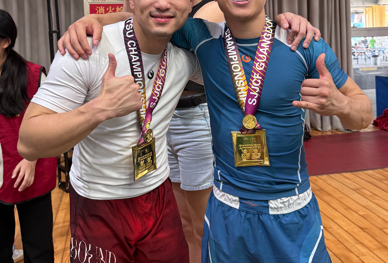 Tesshin athletes posing with their respective gold medals